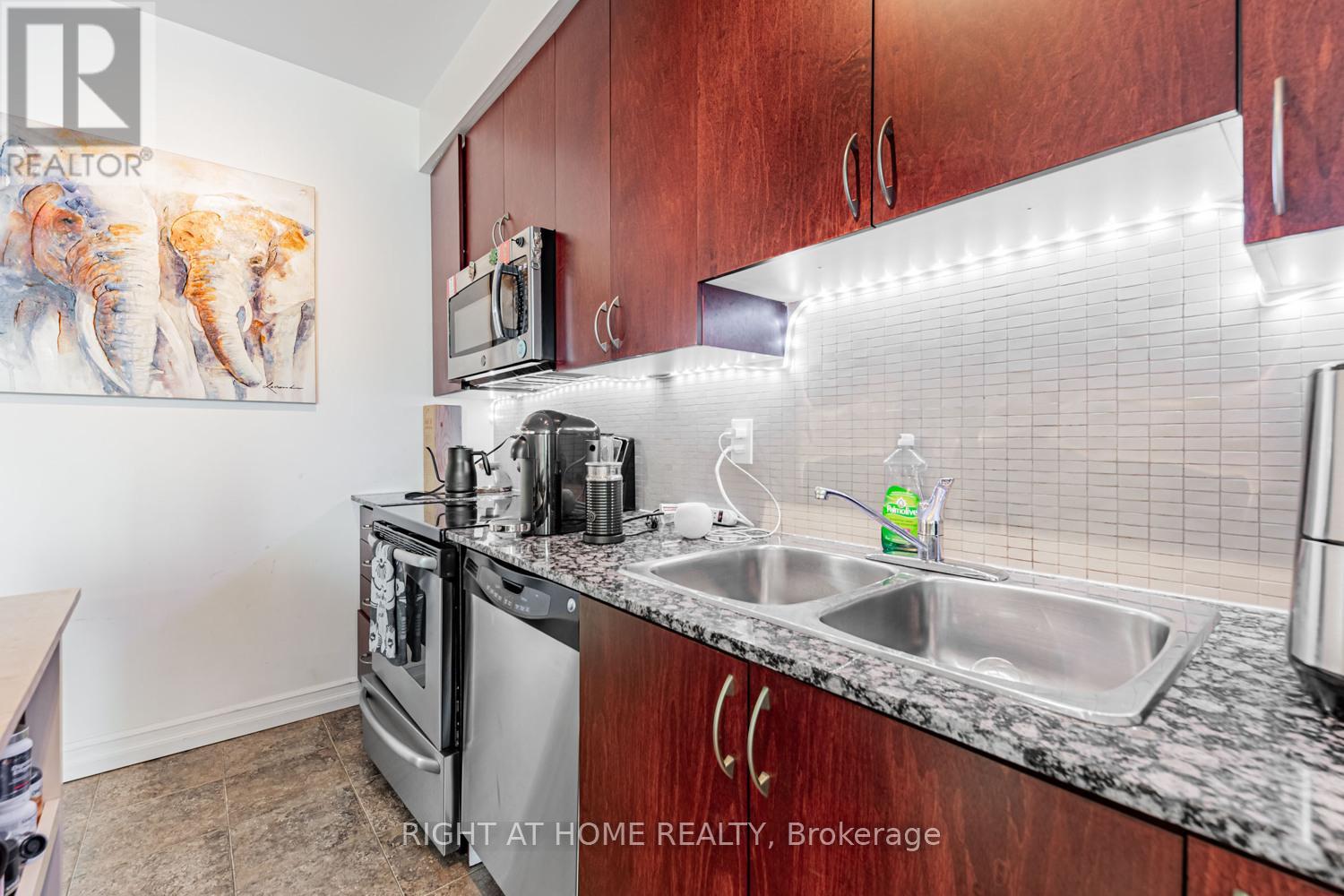 3206 - 223 Webb Drive, Mississauga, Ontario  L5B 0E8 - Photo 9 - W12297005