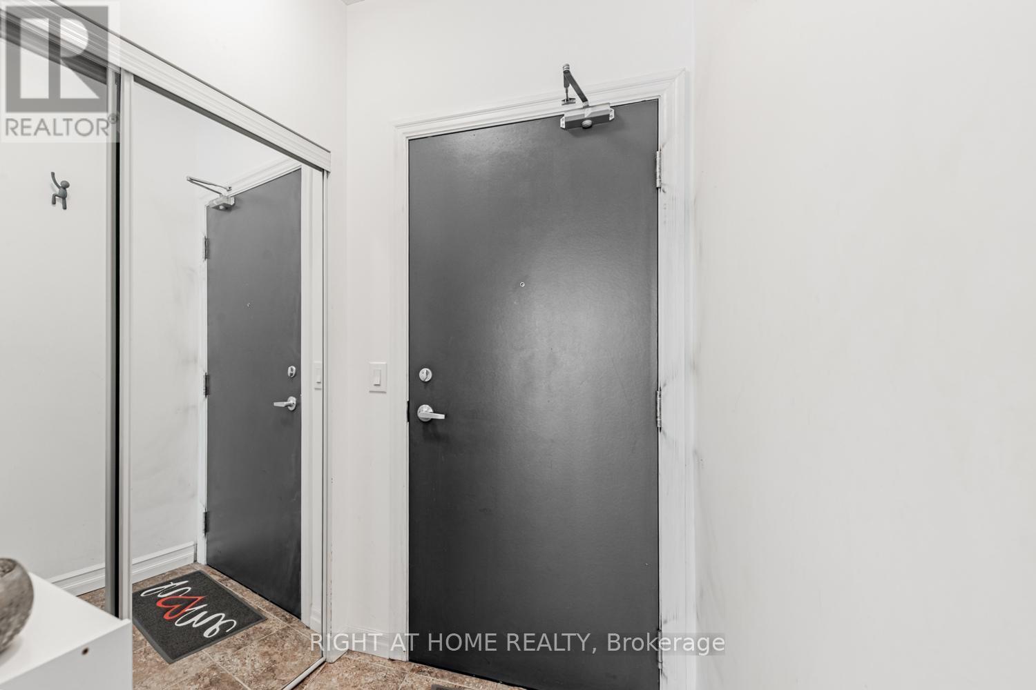 3206 - 223 Webb Drive, Mississauga, Ontario  L5B 0E8 - Photo 3 - W12297005