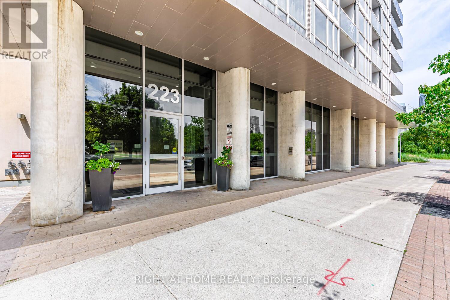 3206 - 223 Webb Drive, Mississauga, Ontario  L5B 0E8 - Photo 2 - W12297005