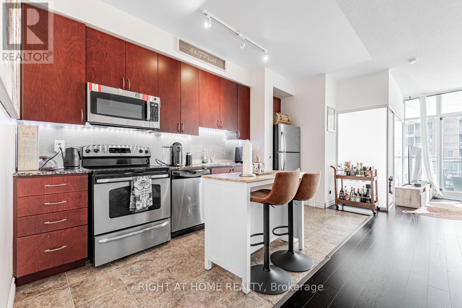 3206 - 223 Webb Drive, Mississauga, Ontario  L5B 0E8 - Photo 7 - W12297005