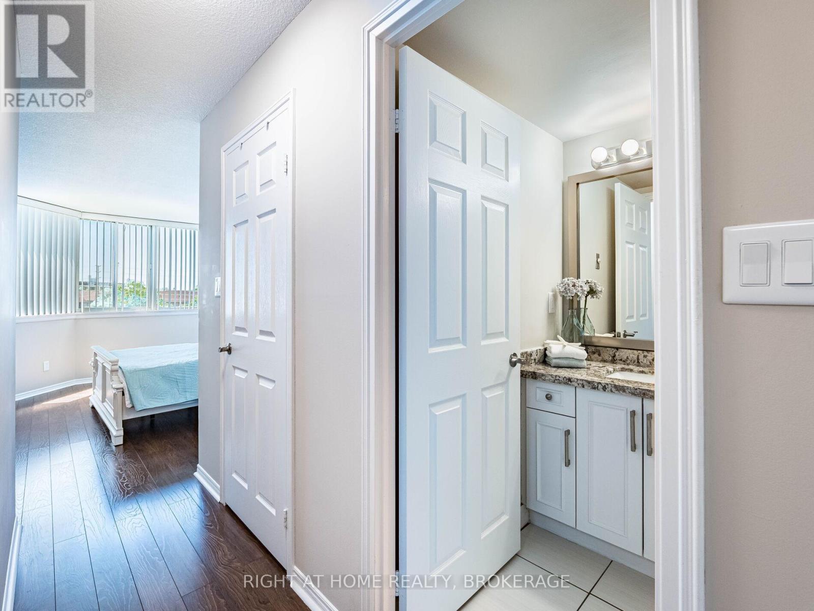 423 - 1001 Cedarglen Gate, Mississauga, Ontario  L5C 4R2 - Photo 23 - W12243942