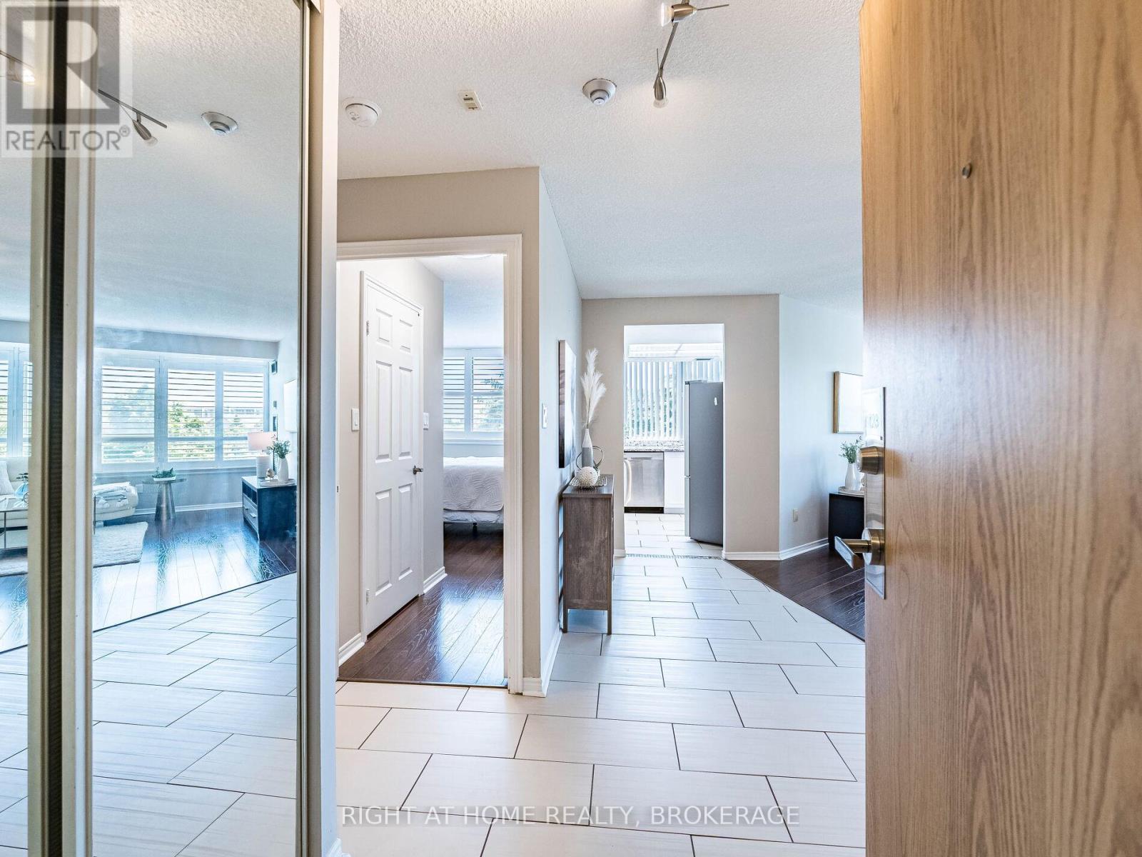 423 - 1001 Cedarglen Gate, Mississauga, Ontario  L5C 4R2 - Photo 8 - W12243942