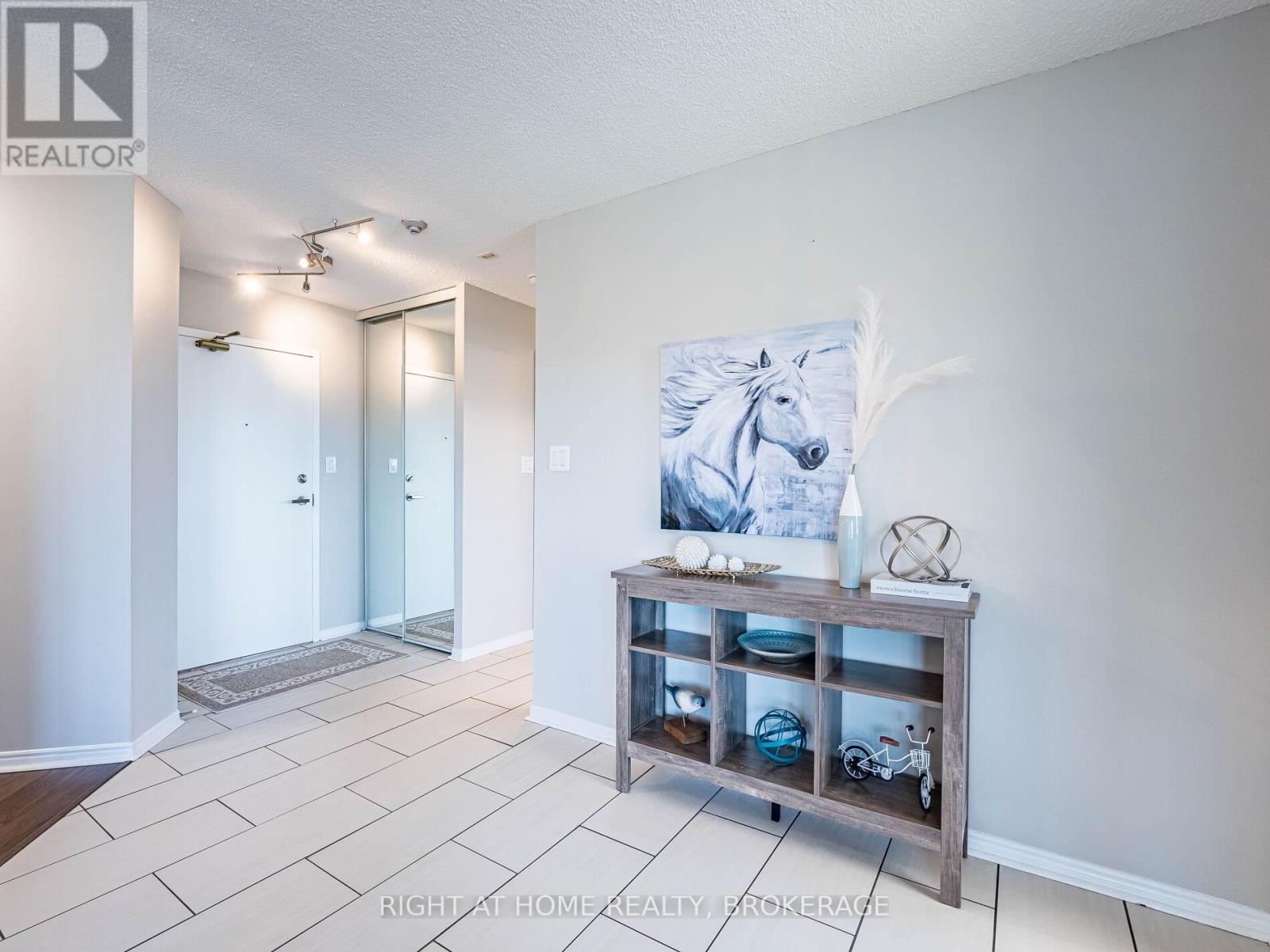 423 - 1001 Cedarglen Gate, Mississauga, Ontario  L5C 4R2 - Photo 9 - W12243942