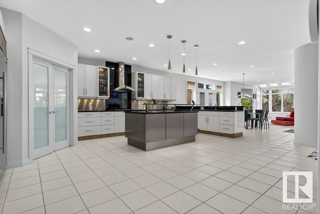 Property at 1128 119 ST NW image 3