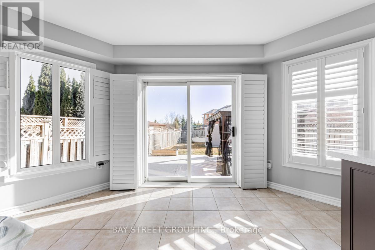 98 Royalpark Way, Vaughan (Elder Mills), Ontario  L4H 1J5 - Photo 11 - N12312656