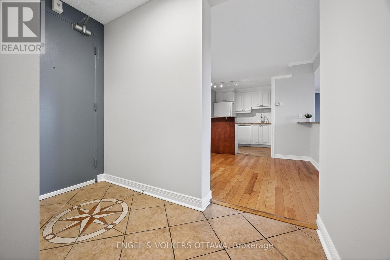 1006 - 1100 Ambleside Drive, Ottawa, Ontario  K2B 8G6 - Photo 4 - X12312891