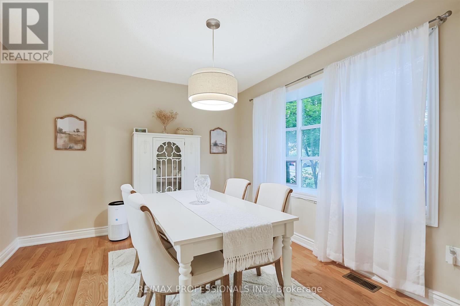 53 Tilden Crescent, Toronto, Ontario  M9P 1V8 - Photo 10 - W12312740