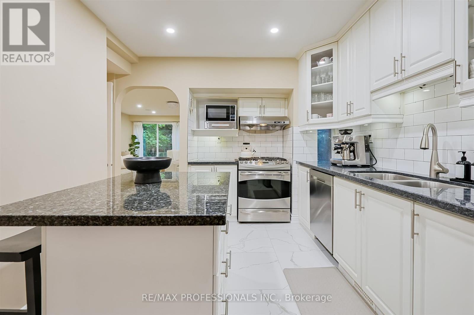 53 Tilden Crescent, Toronto, Ontario  M9P 1V8 - Photo 15 - W12312740