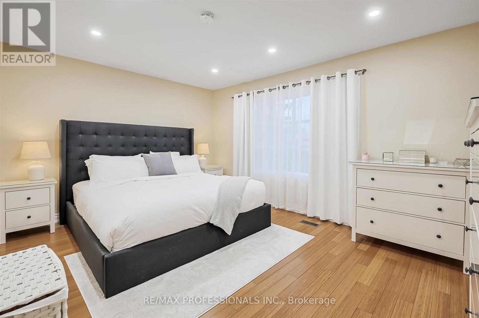 53 Tilden Crescent, Toronto, Ontario  M9P 1V8 - Photo 21 - W12312740