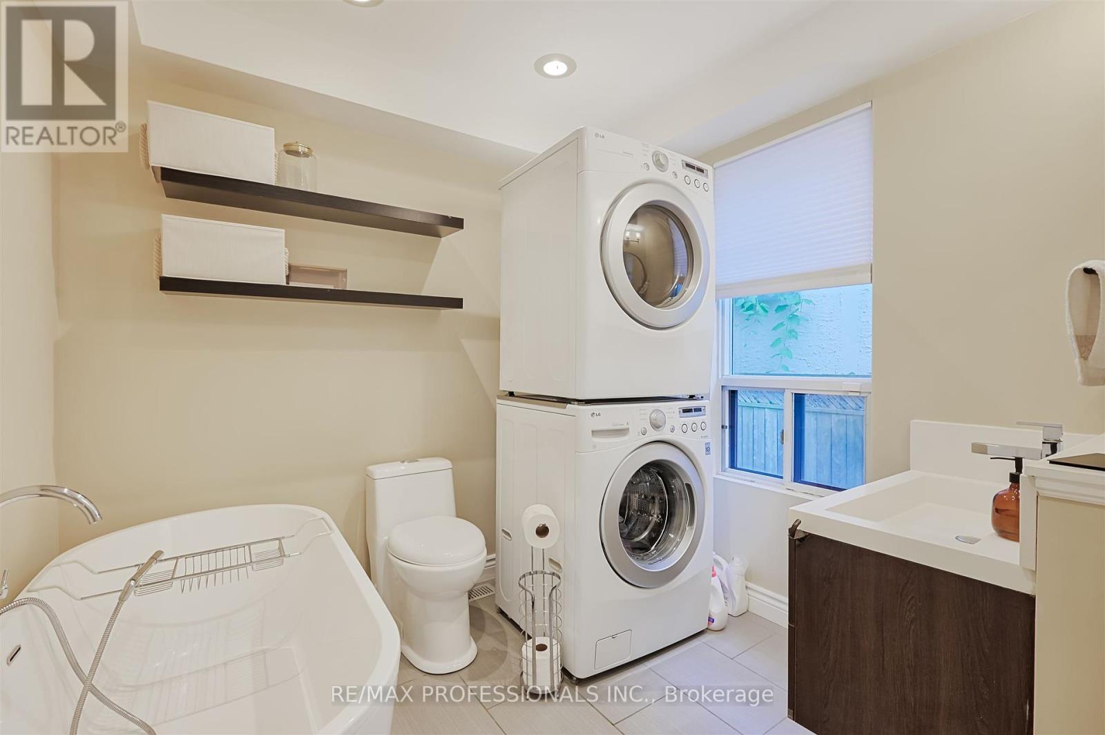53 Tilden Crescent, Toronto, Ontario  M9P 1V8 - Photo 32 - W12312740