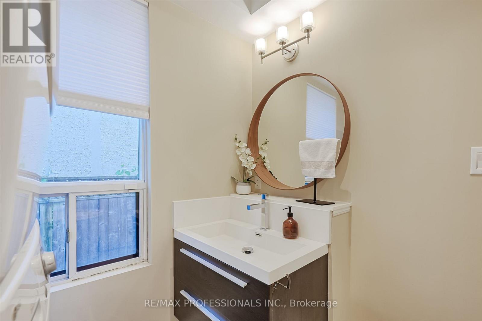 53 Tilden Crescent, Toronto, Ontario  M9P 1V8 - Photo 33 - W12312740