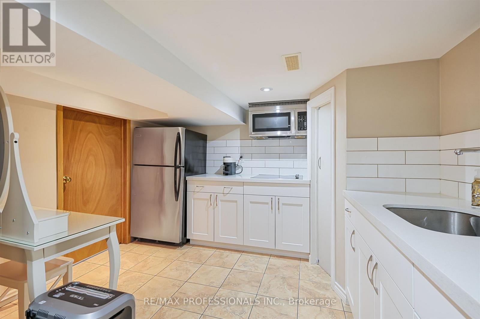 53 Tilden Crescent, Toronto, Ontario  M9P 1V8 - Photo 37 - W12312740