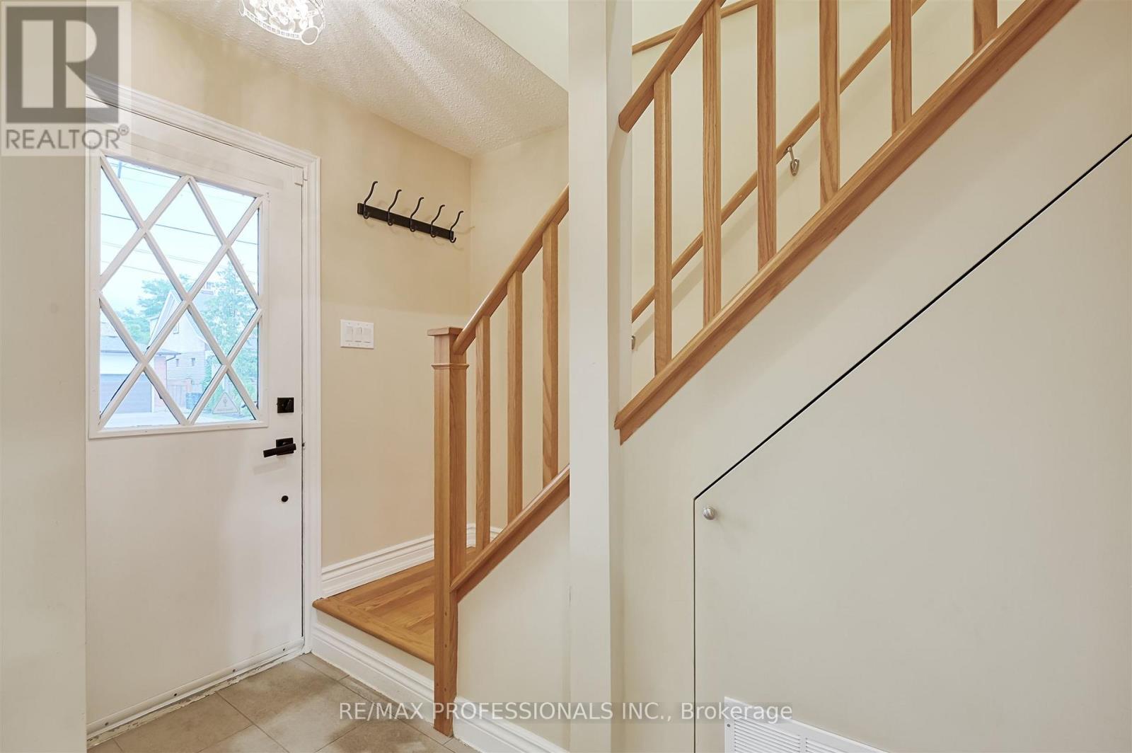 53 Tilden Crescent, Toronto, Ontario  M9P 1V8 - Photo 8 - W12312740