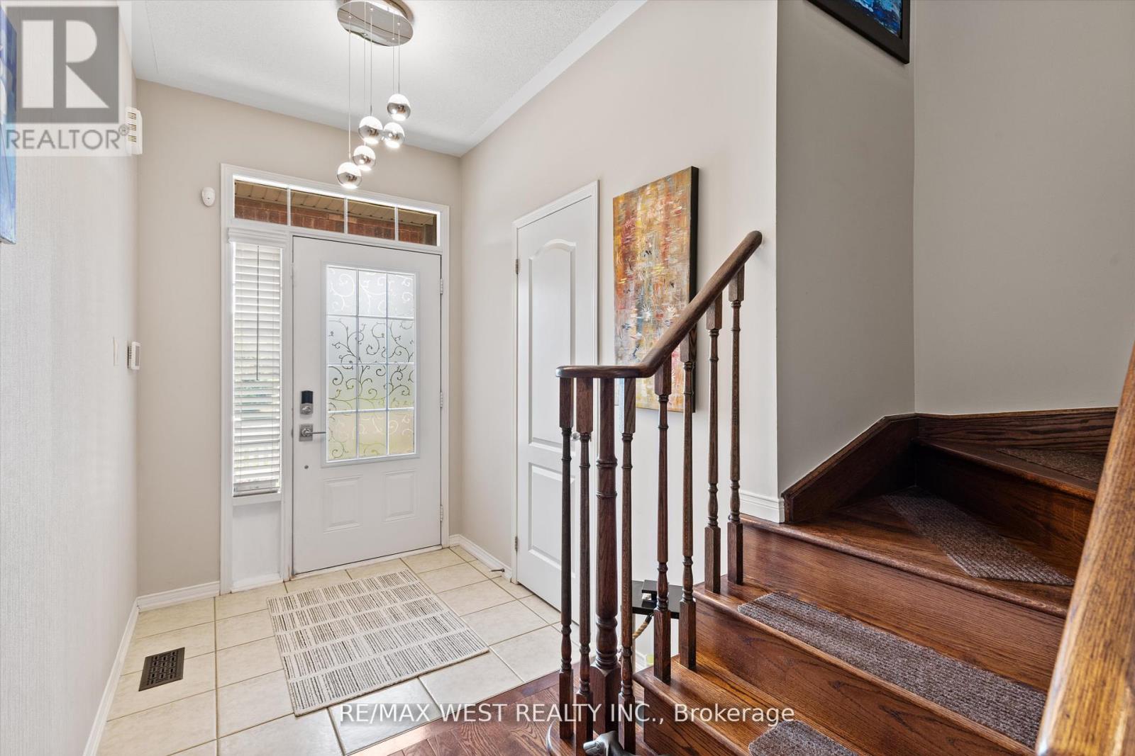 164 Sussexvale Drive, Brampton, Ontario  L6R 3R2 - Photo 4 - W12312779