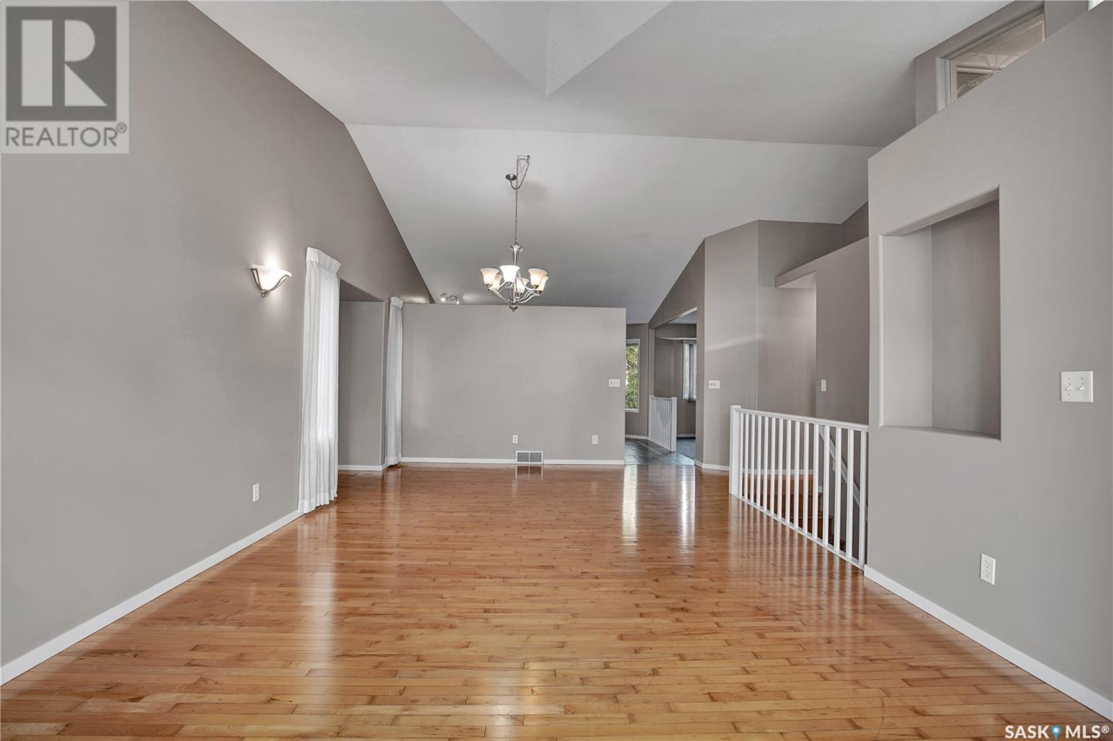 Property at 302 Blackthorn CRESCENT image 3