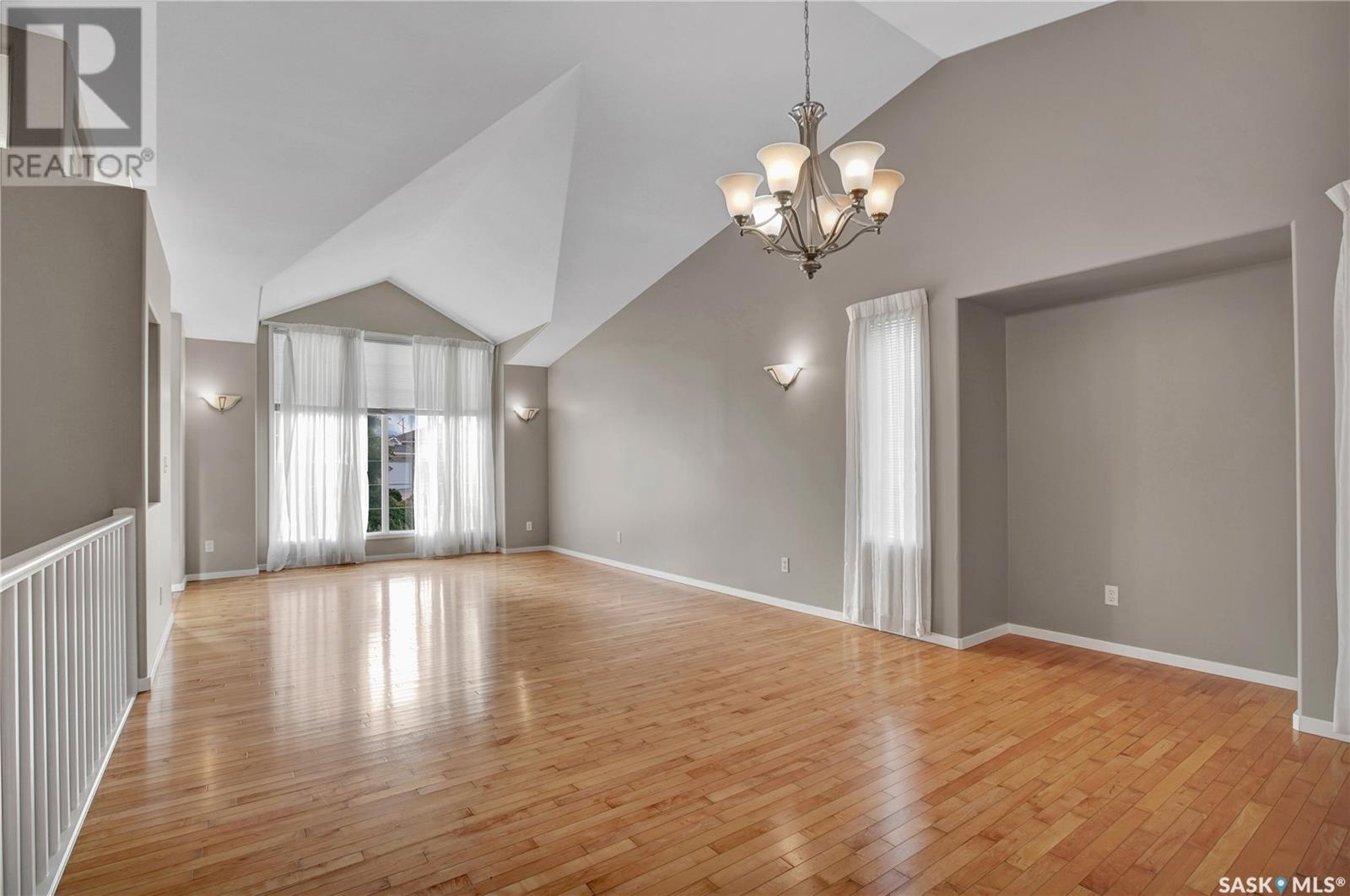 Property at 302 Blackthorn CRESCENT image 4