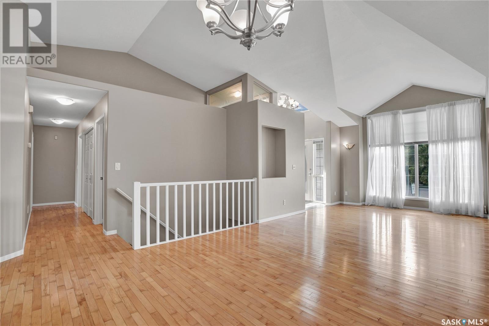 Property at 302 Blackthorn CRESCENT image 5