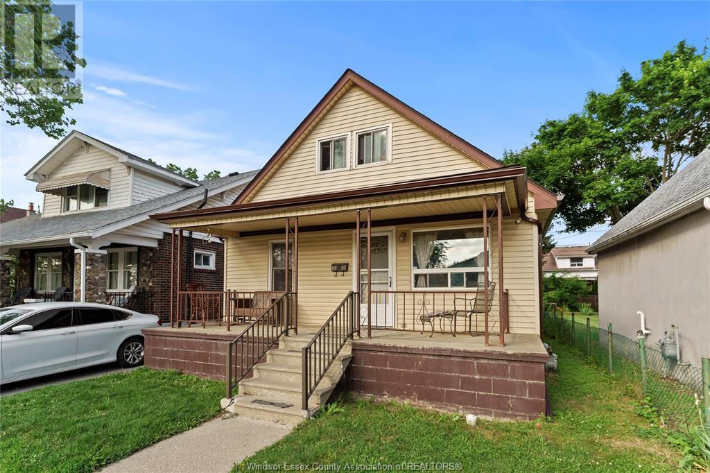 Property at 1580 CADILLAC image 2