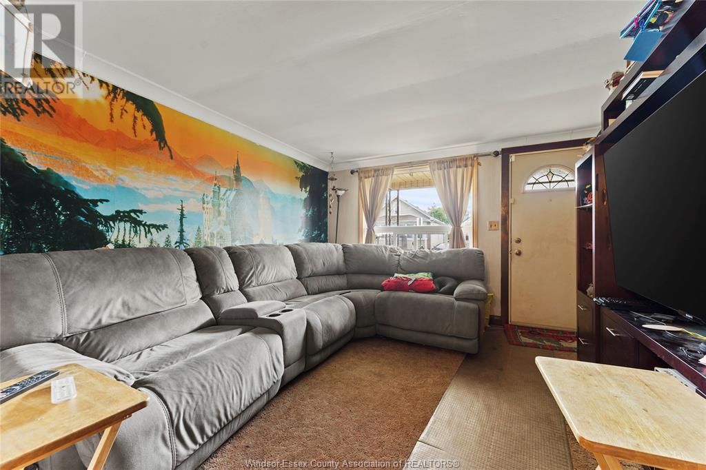 Property at 1580 CADILLAC image 4
