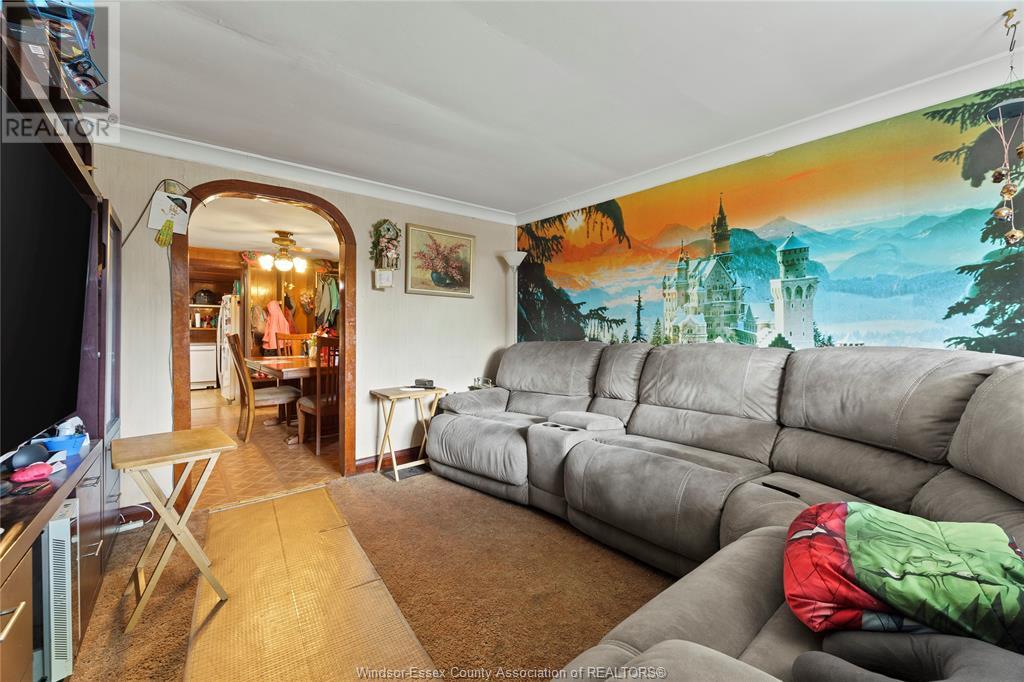 Property at 1580 CADILLAC image 5