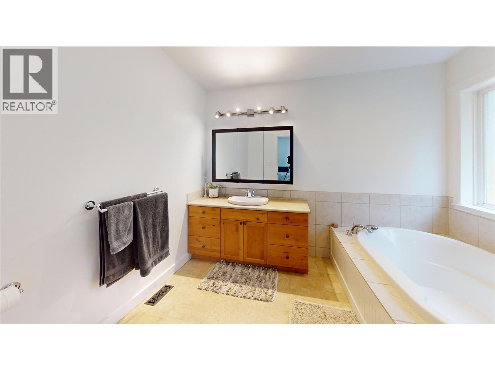 1324 8TH Avenue N, Creston, BC V0B1G6