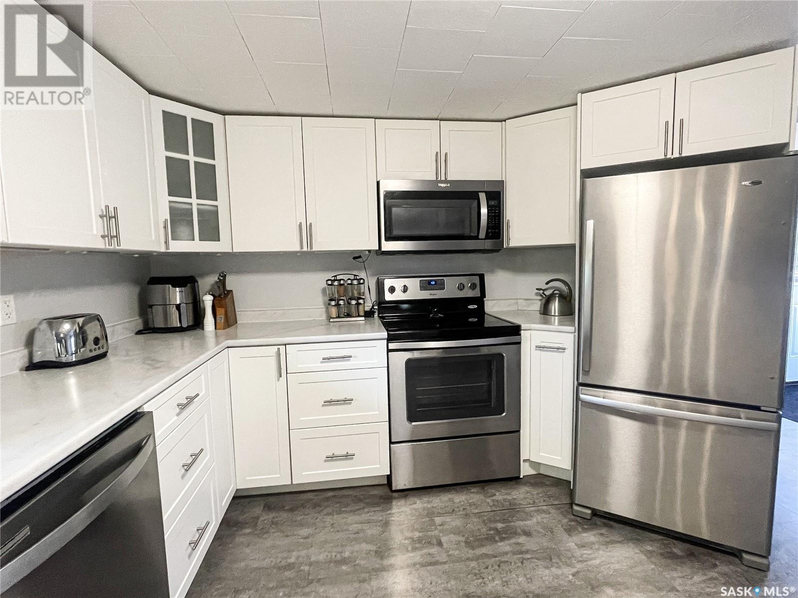 405 1st Street E, Meadow Lake, Saskatchewan  S9X 1E8 - Photo 3 - SK014002