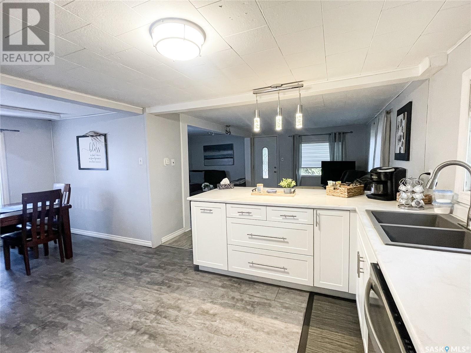 405 1st Street E, Meadow Lake, Saskatchewan  S9X 1E8 - Photo 4 - SK014002