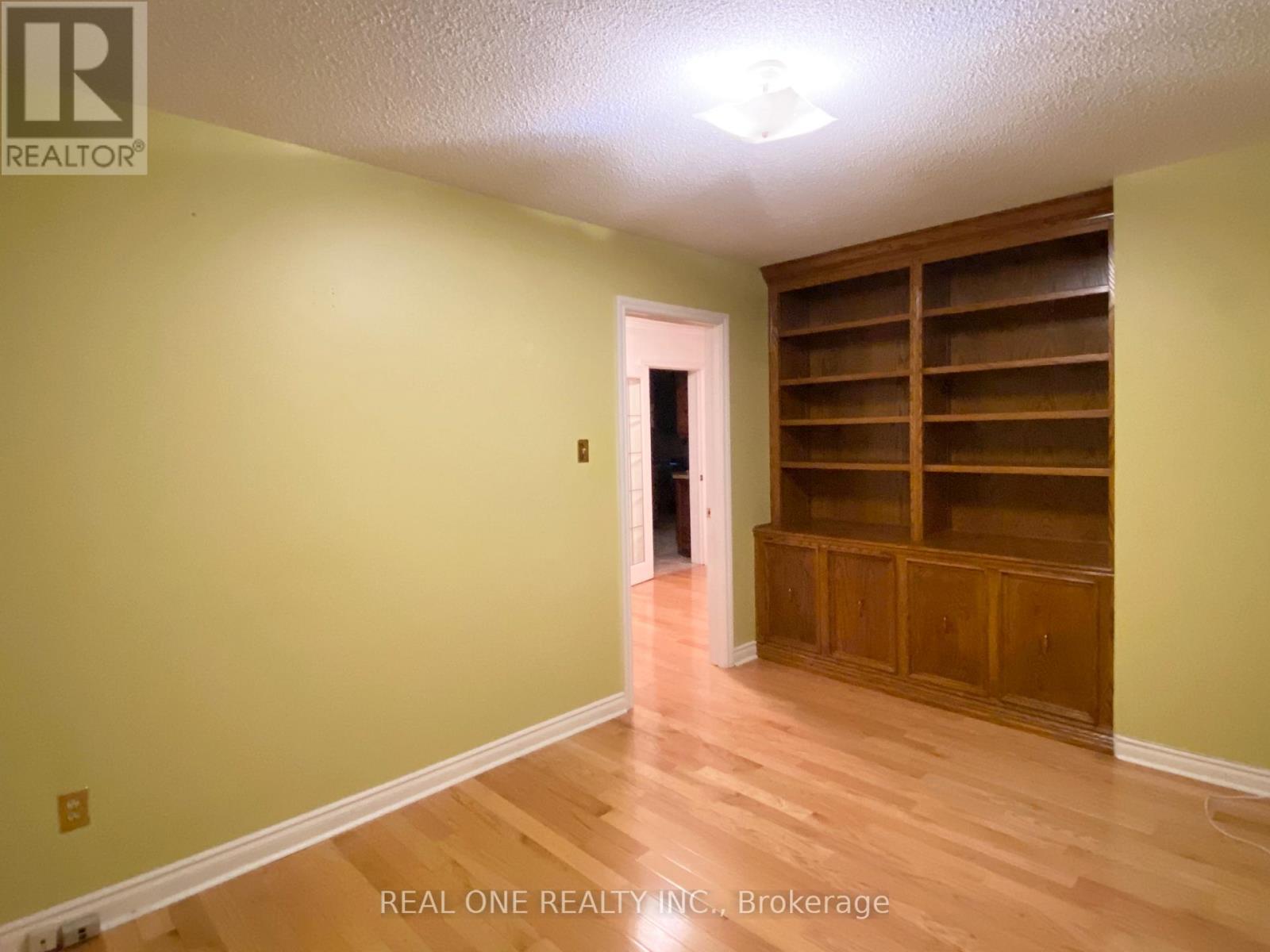 Upper Unit - 1759 Sherwood Forrest Circle, Mississauga, Ontario  L5K 2H7 - Photo 11 - W12312909