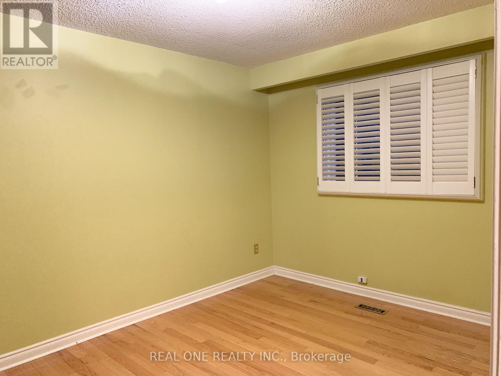 Upper Unit - 1759 Sherwood Forrest Circle, Mississauga, Ontario  L5K 2H7 - Photo 12 - W12312909