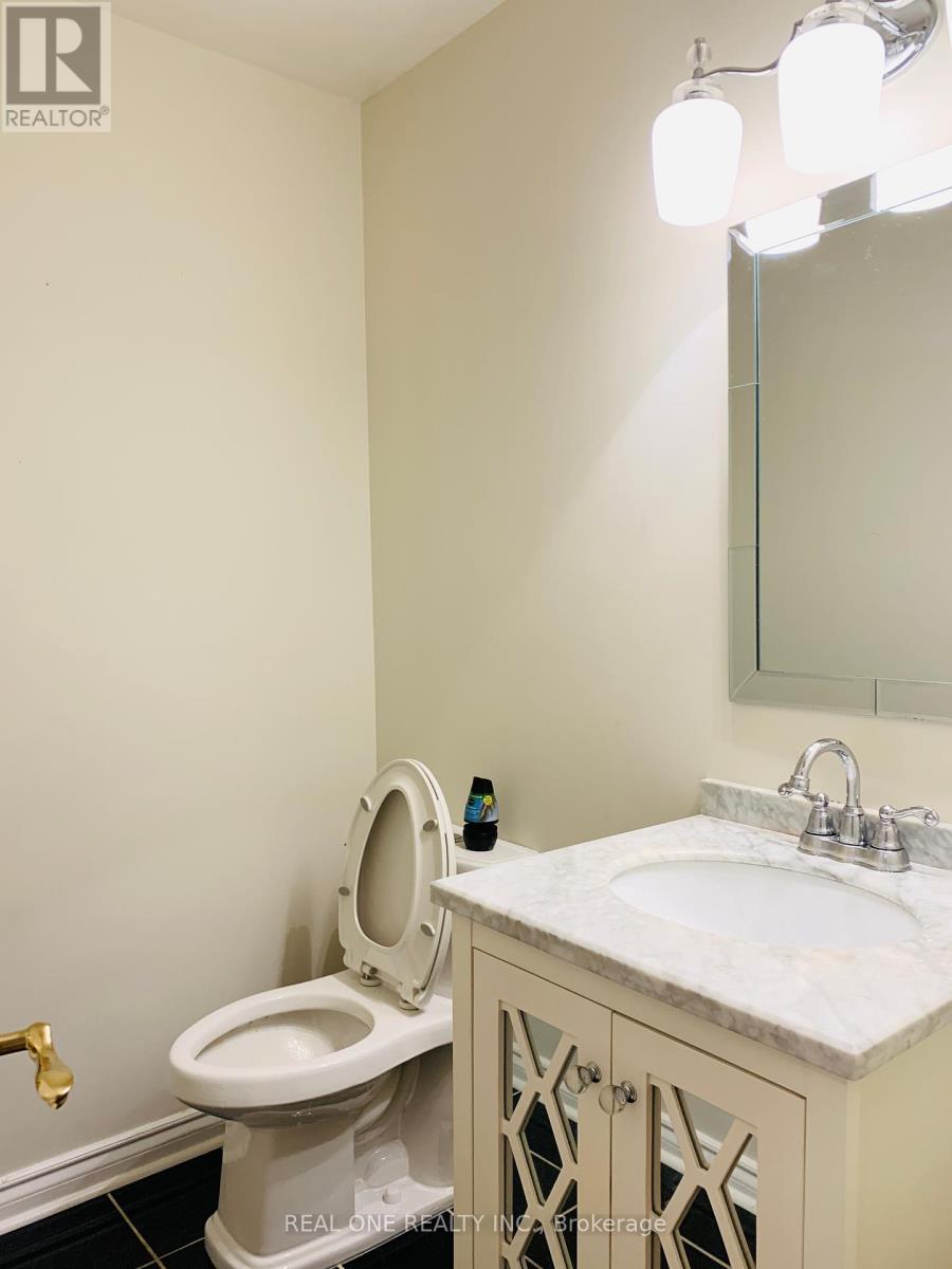 Upper Unit - 1759 Sherwood Forrest Circle, Mississauga, Ontario  L5K 2H7 - Photo 13 - W12312909