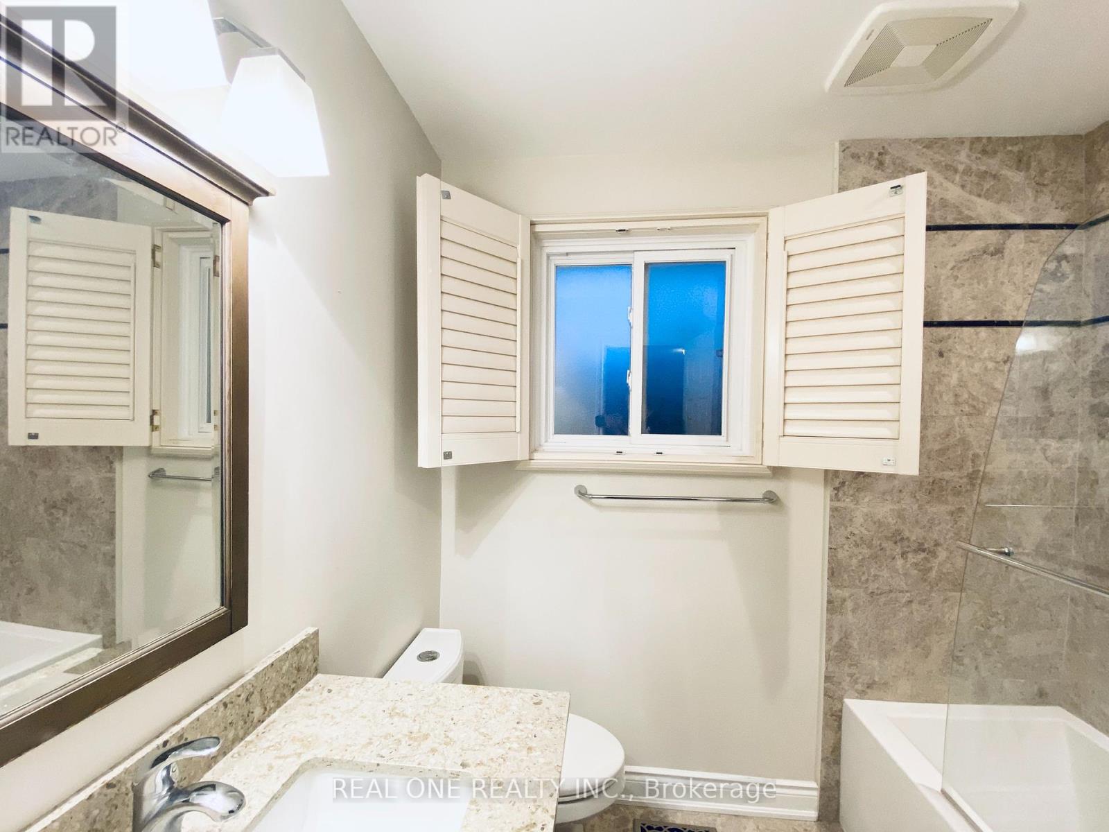 Upper Unit - 1759 Sherwood Forrest Circle, Mississauga, Ontario  L5K 2H7 - Photo 16 - W12312909