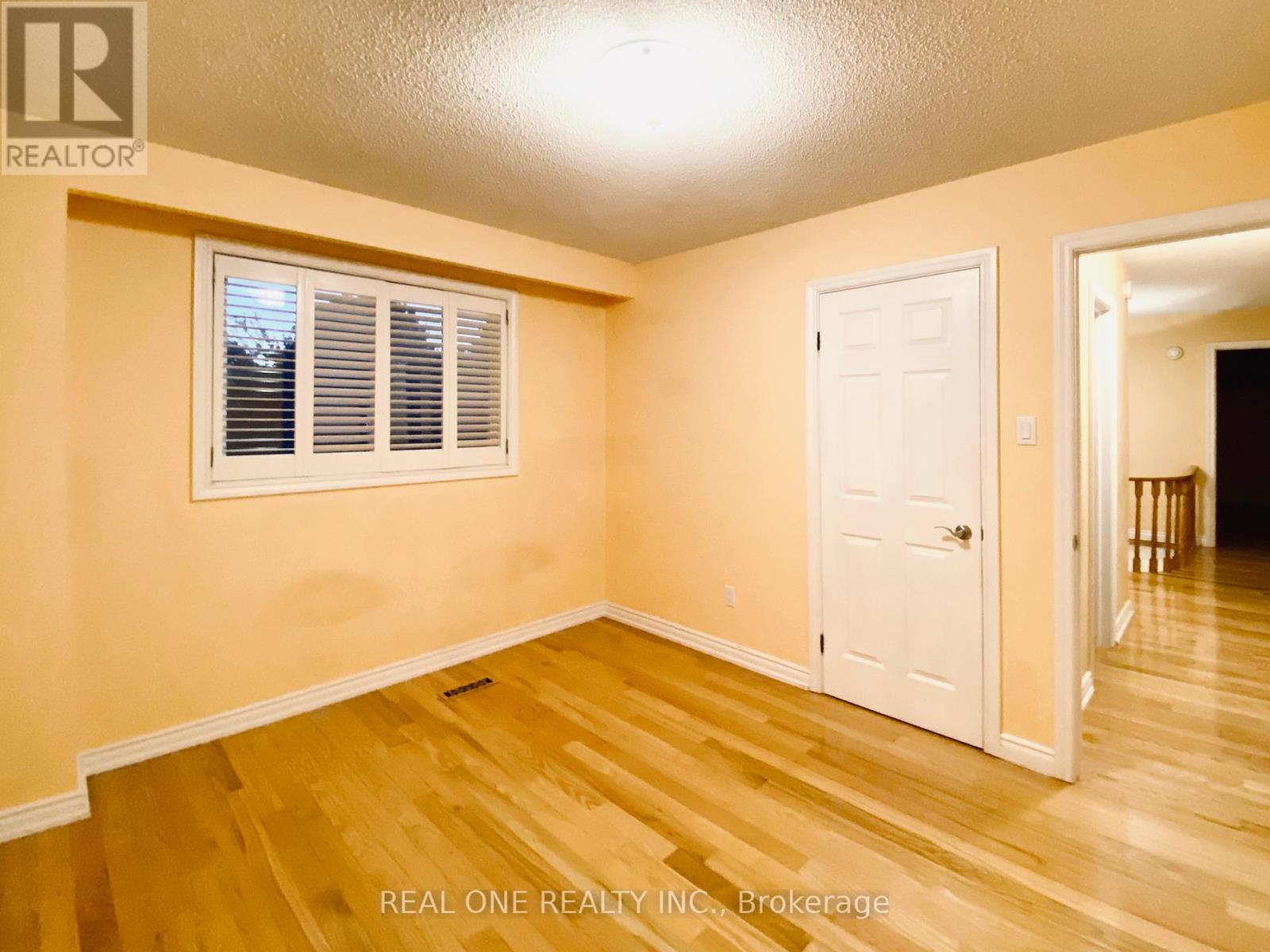 Upper Unit - 1759 Sherwood Forrest Circle, Mississauga, Ontario  L5K 2H7 - Photo 19 - W12312909