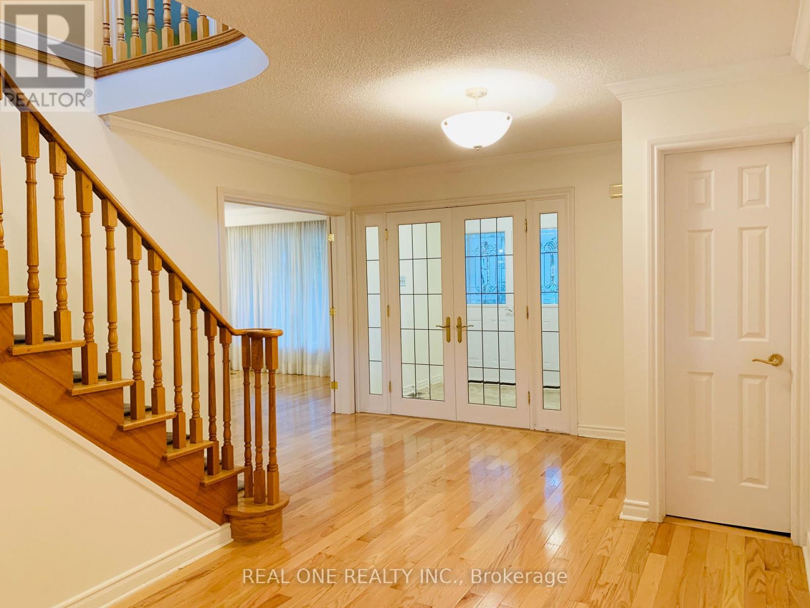 Upper Unit - 1759 Sherwood Forrest Circle, Mississauga, Ontario  L5K 2H7 - Photo 3 - W12312909