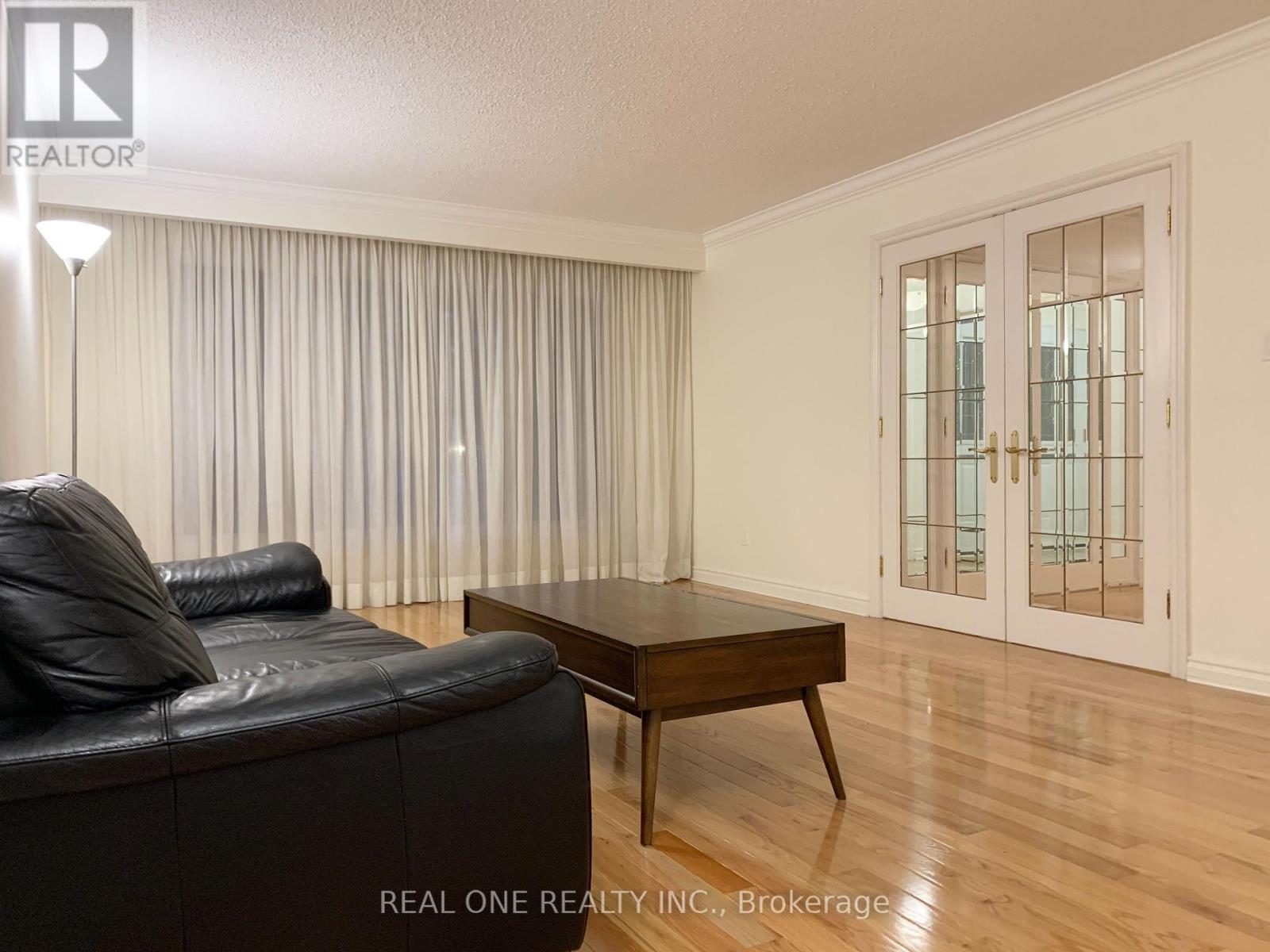 Upper Unit - 1759 Sherwood Forrest Circle, Mississauga, Ontario  L5K 2H7 - Photo 4 - W12312909