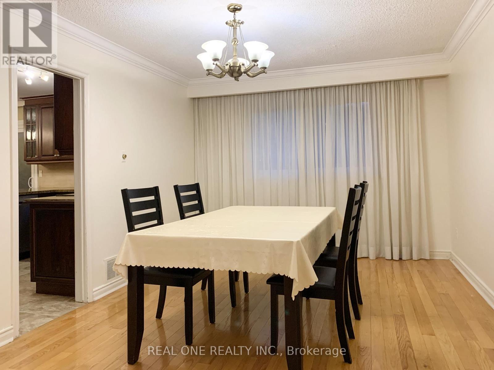 Upper Unit - 1759 Sherwood Forrest Circle, Mississauga, Ontario  L5K 2H7 - Photo 6 - W12312909