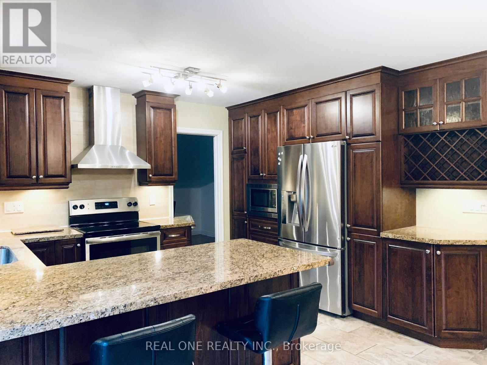 Upper Unit - 1759 Sherwood Forrest Circle, Mississauga, Ontario  L5K 2H7 - Photo 7 - W12312909