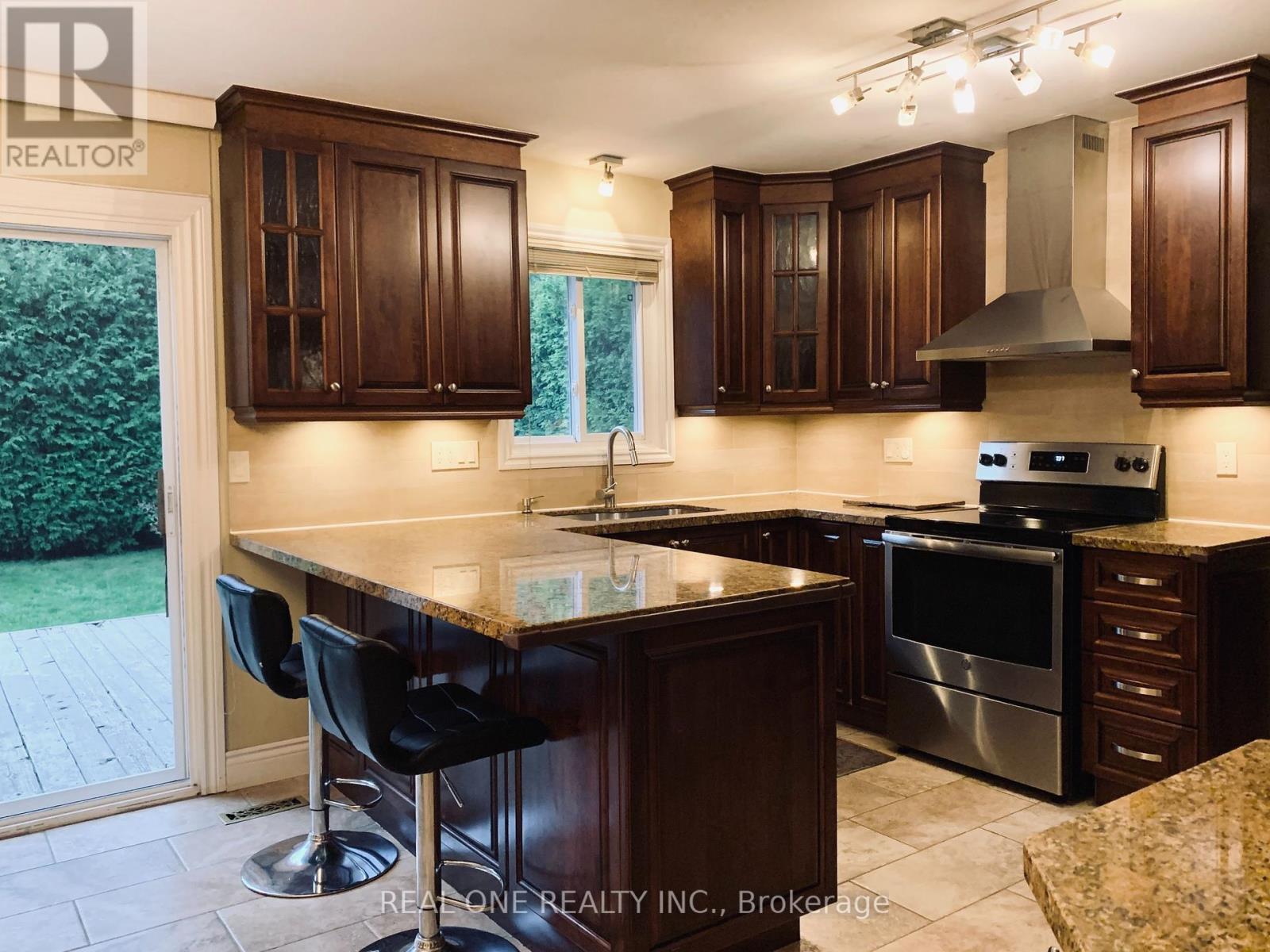 Upper Unit - 1759 Sherwood Forrest Circle, Mississauga, Ontario  L5K 2H7 - Photo 8 - W12312909