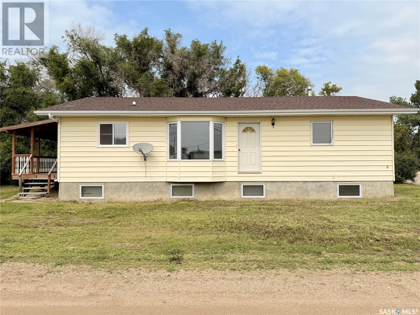 100 1st Avenue N, Lucky Lake, Saskatchewan  S0L 1Z0 - Photo 2 - SK013166