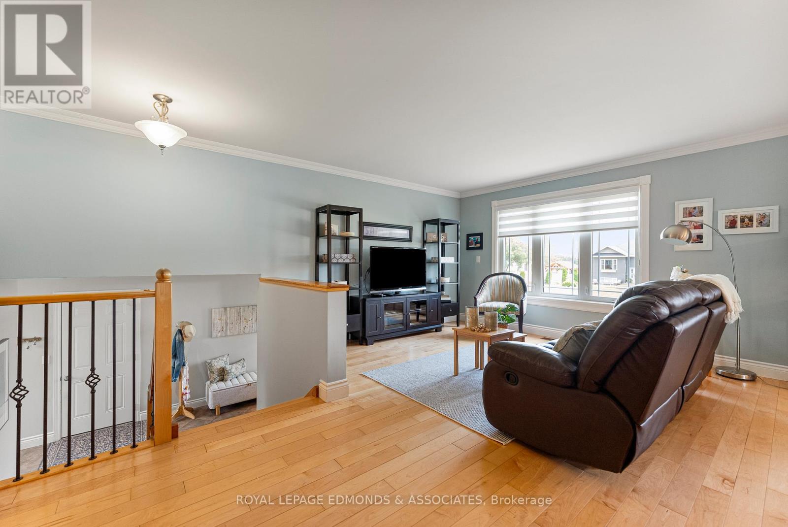 220 Bardis Drive, Laurentian Valley, Ontario  K8B 1C1 - Photo 10 - X12313283