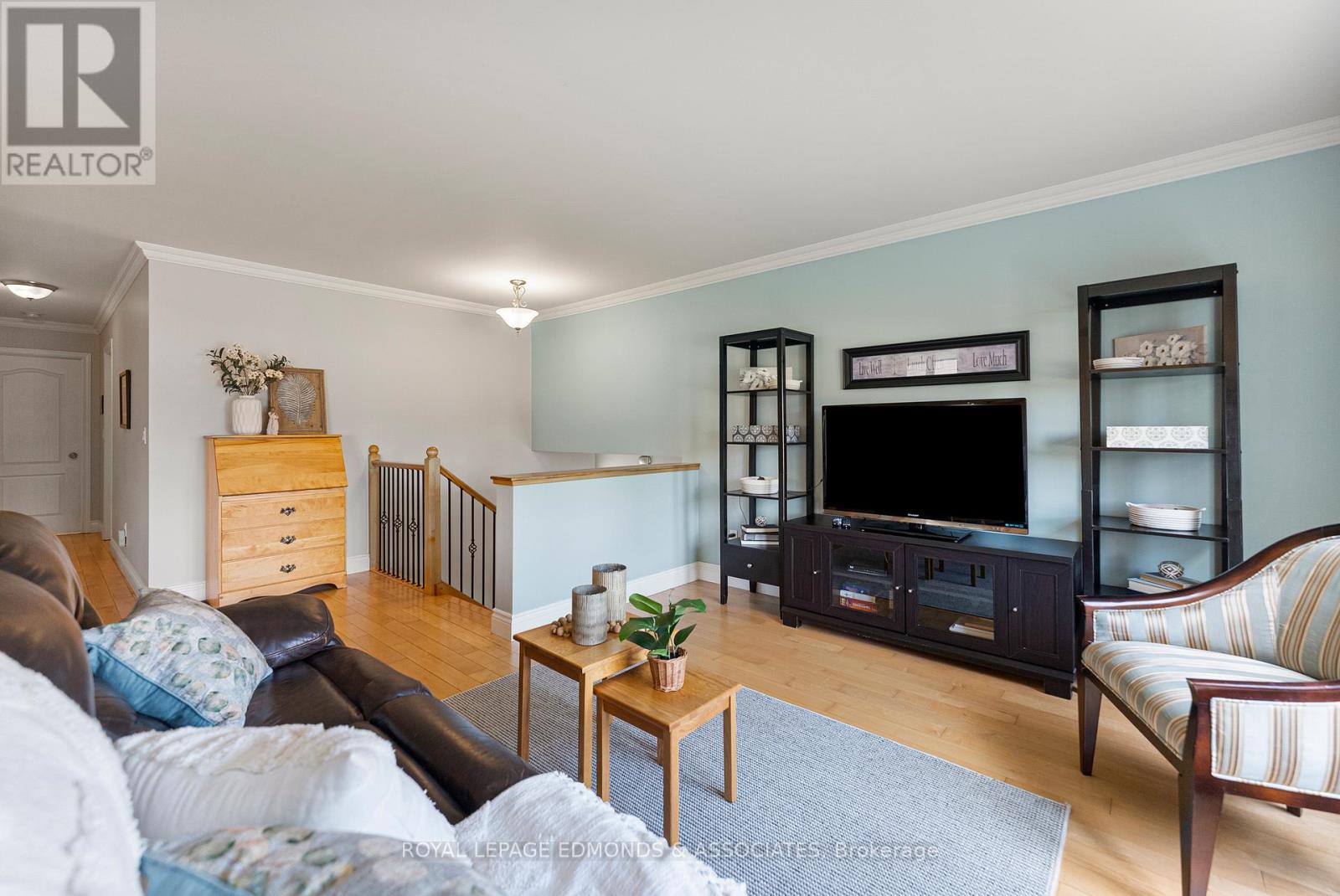 220 Bardis Drive, Laurentian Valley, Ontario  K8B 1C1 - Photo 11 - X12313283