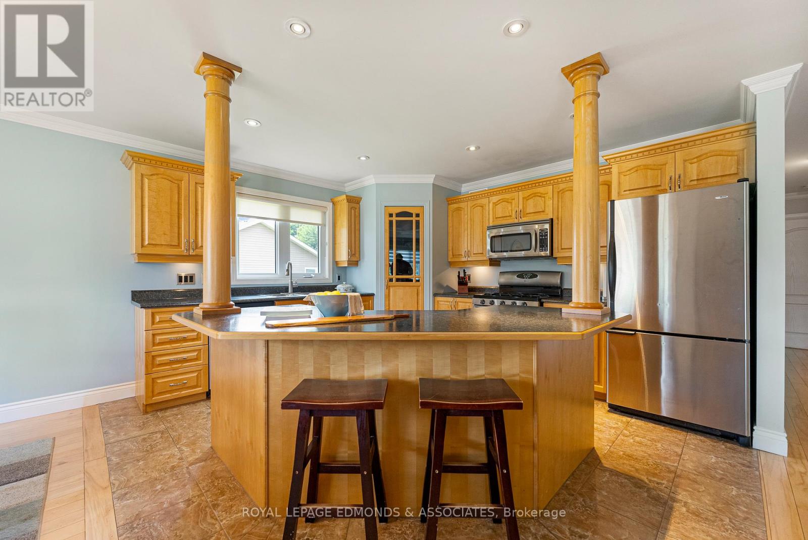 220 Bardis Drive, Laurentian Valley, Ontario  K8B 1C1 - Photo 14 - X12313283