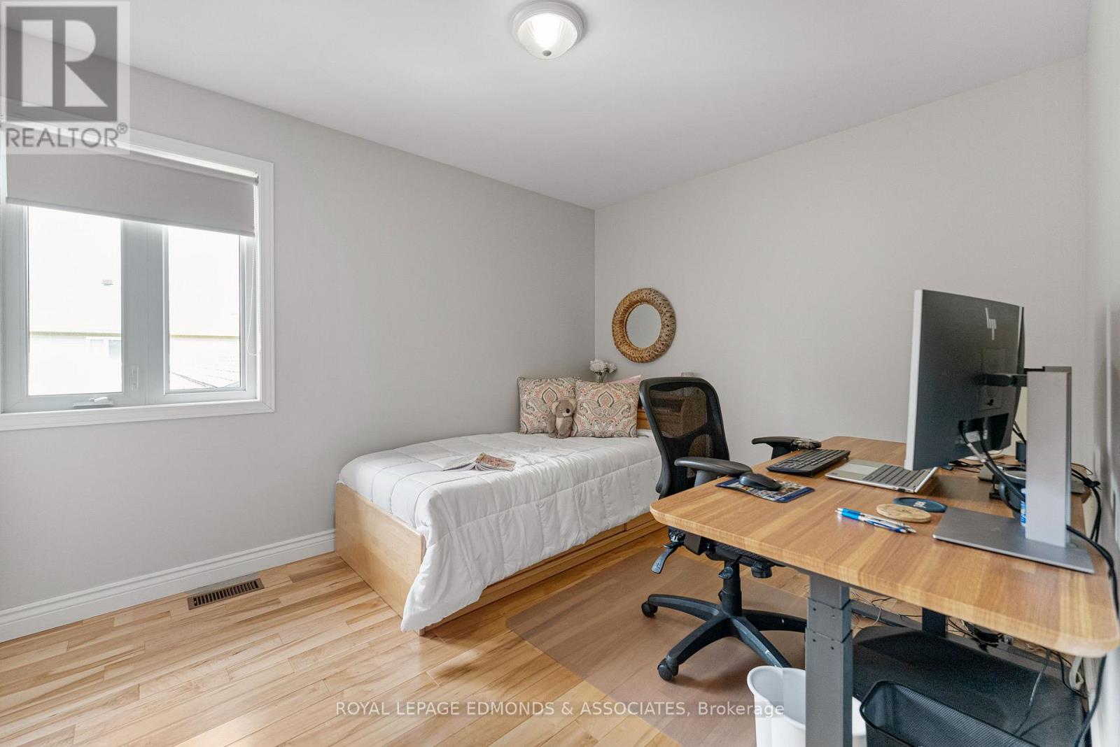 220 Bardis Drive, Laurentian Valley, Ontario  K8B 1C1 - Photo 22 - X12313283