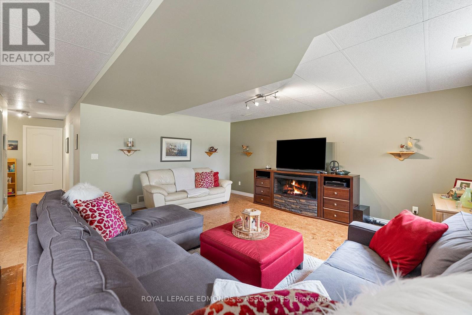220 Bardis Drive, Laurentian Valley, Ontario  K8B 1C1 - Photo 29 - X12313283