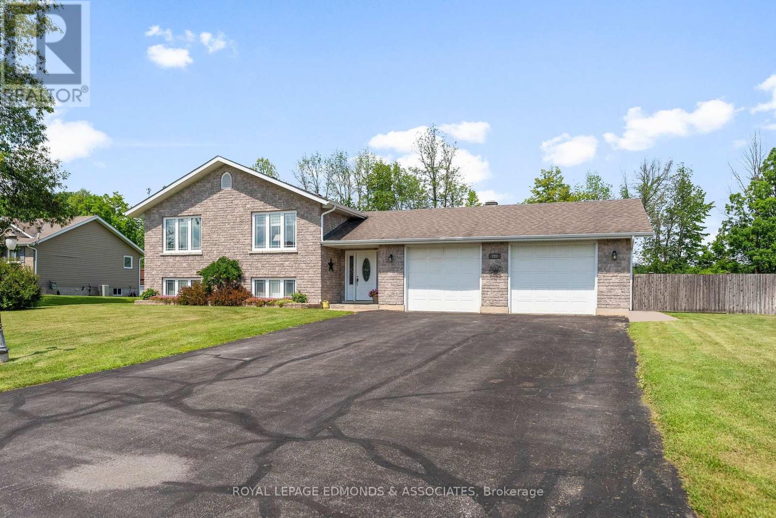 220 Bardis Drive, Laurentian Valley, Ontario  K8B 1C1 - Photo 3 - X12313283