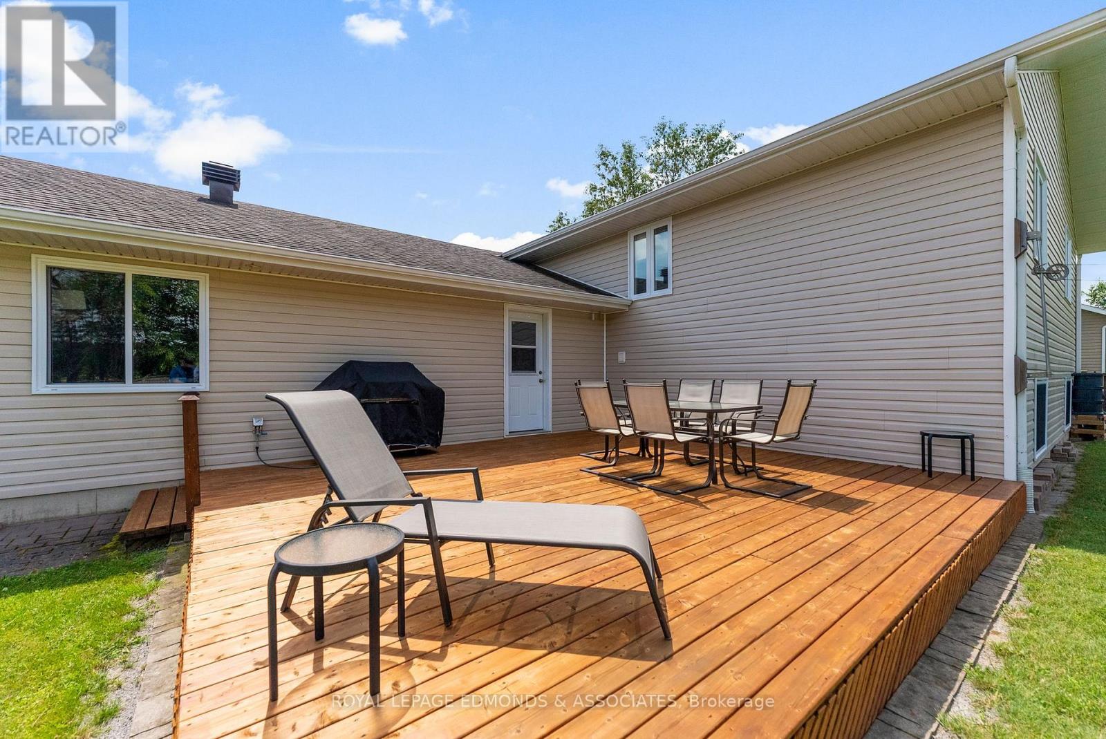 220 Bardis Drive, Laurentian Valley, Ontario  K8B 1C1 - Photo 37 - X12313283