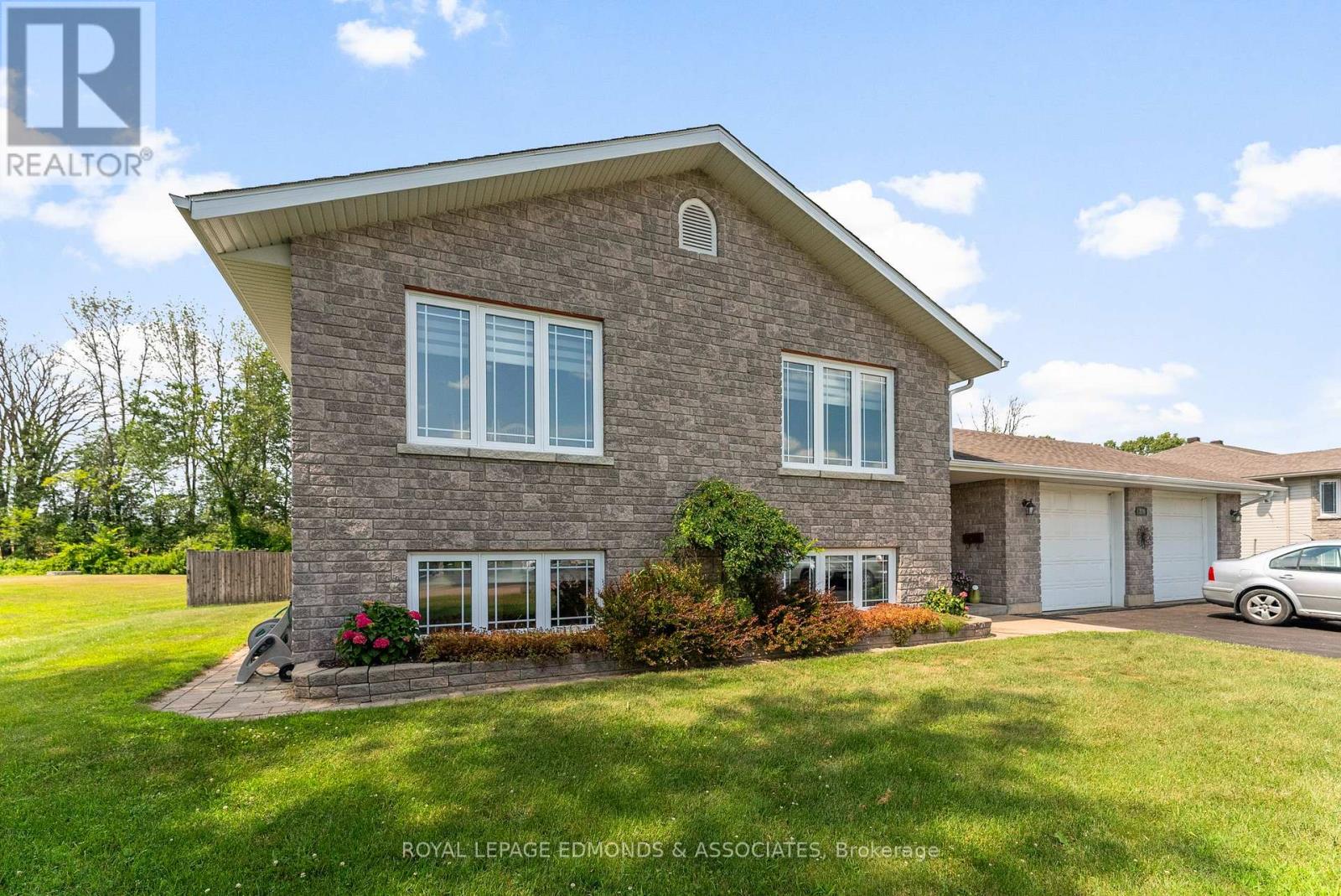 220 Bardis Drive, Laurentian Valley, Ontario  K8B 1C1 - Photo 4 - X12313283