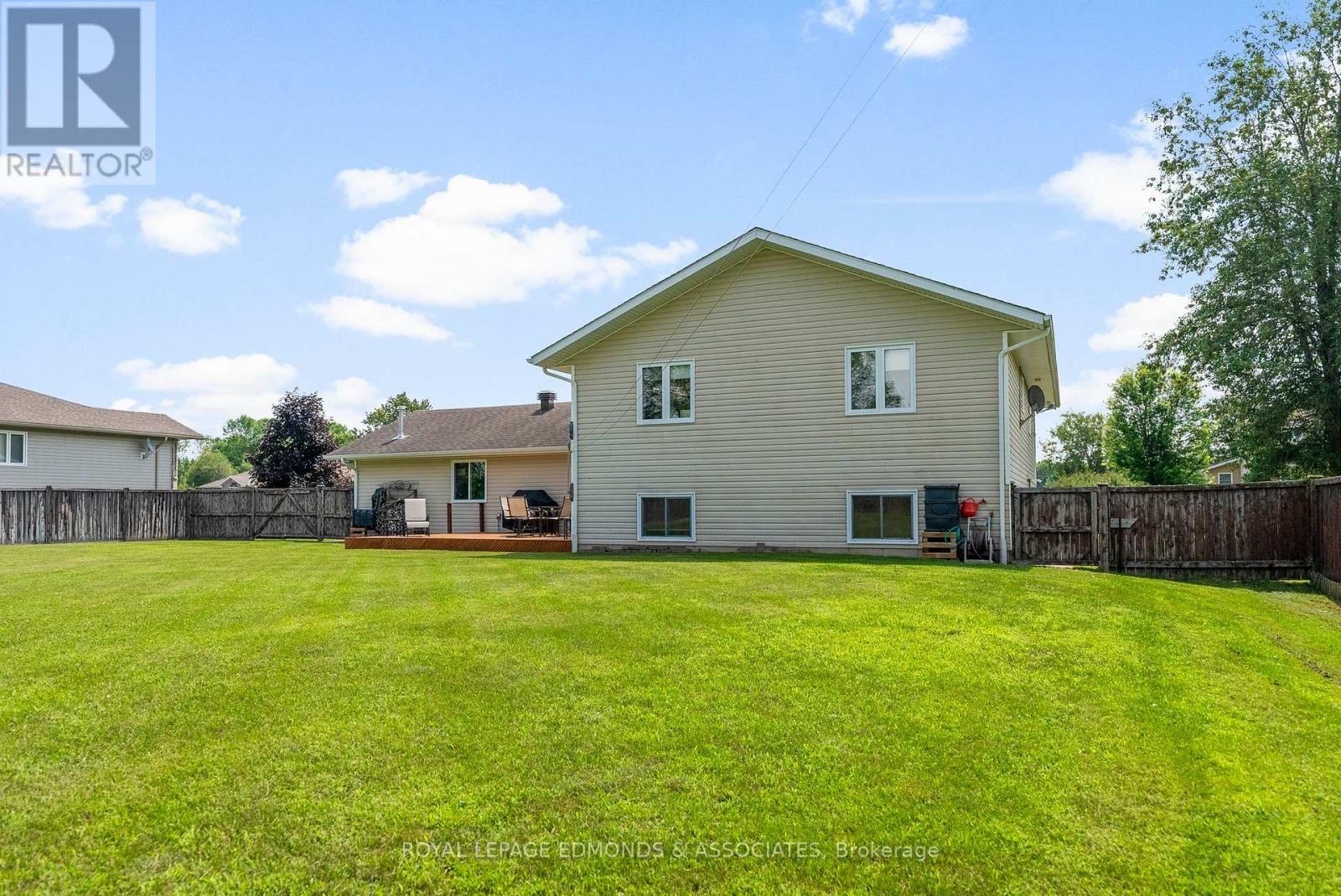220 Bardis Drive, Laurentian Valley, Ontario  K8B 1C1 - Photo 40 - X12313283