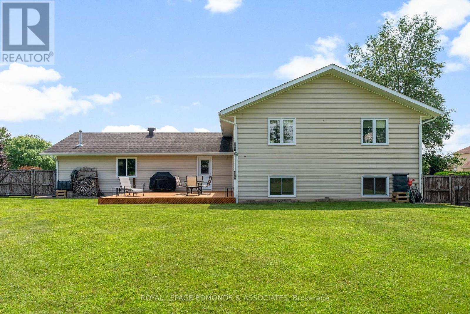 220 Bardis Drive, Laurentian Valley, Ontario  K8B 1C1 - Photo 42 - X12313283