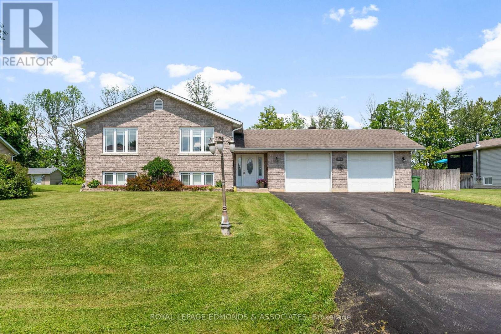 220 Bardis Drive, Laurentian Valley, Ontario  K8B 1C1 - Photo 45 - X12313283
