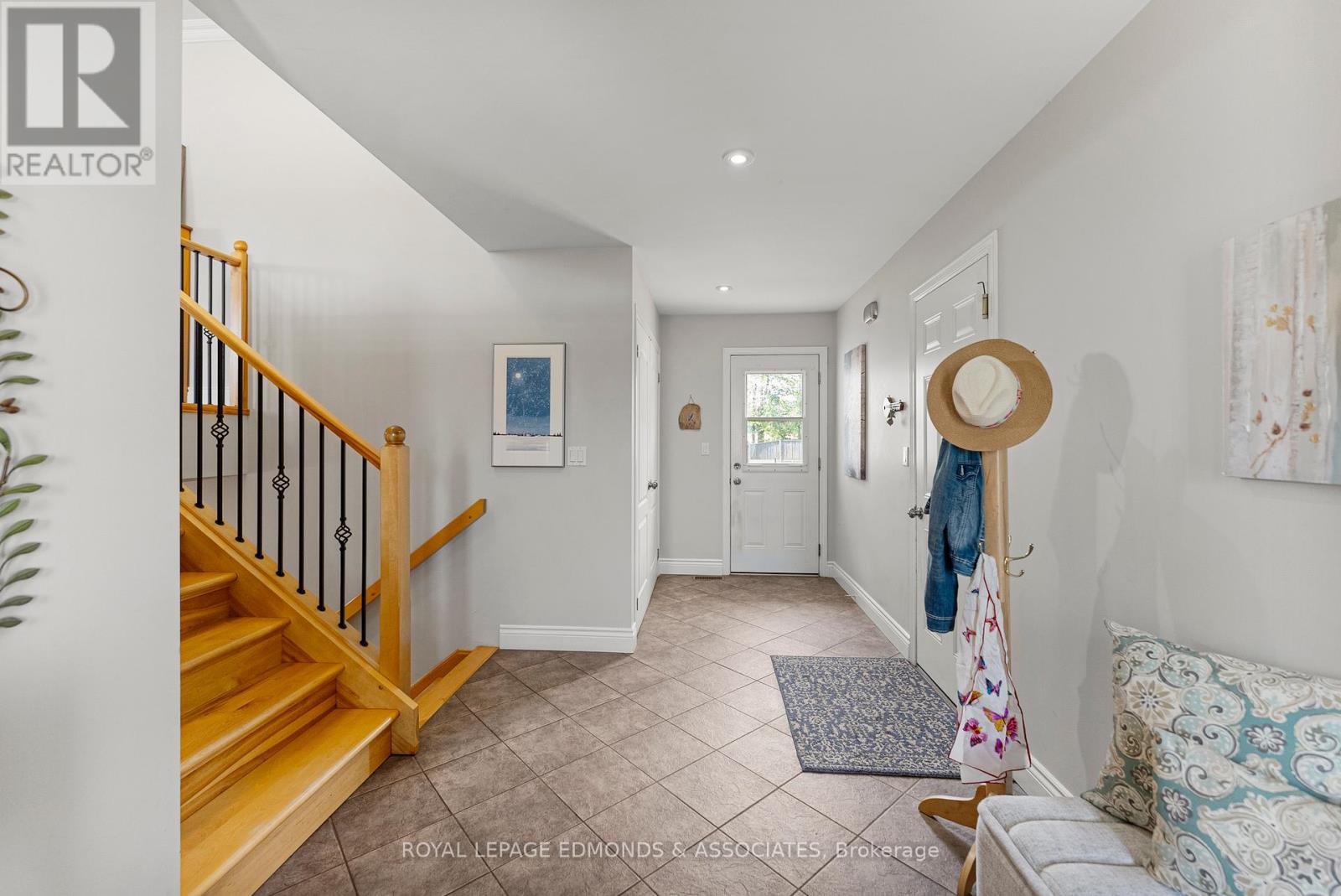 220 Bardis Drive, Laurentian Valley, Ontario  K8B 1C1 - Photo 6 - X12313283